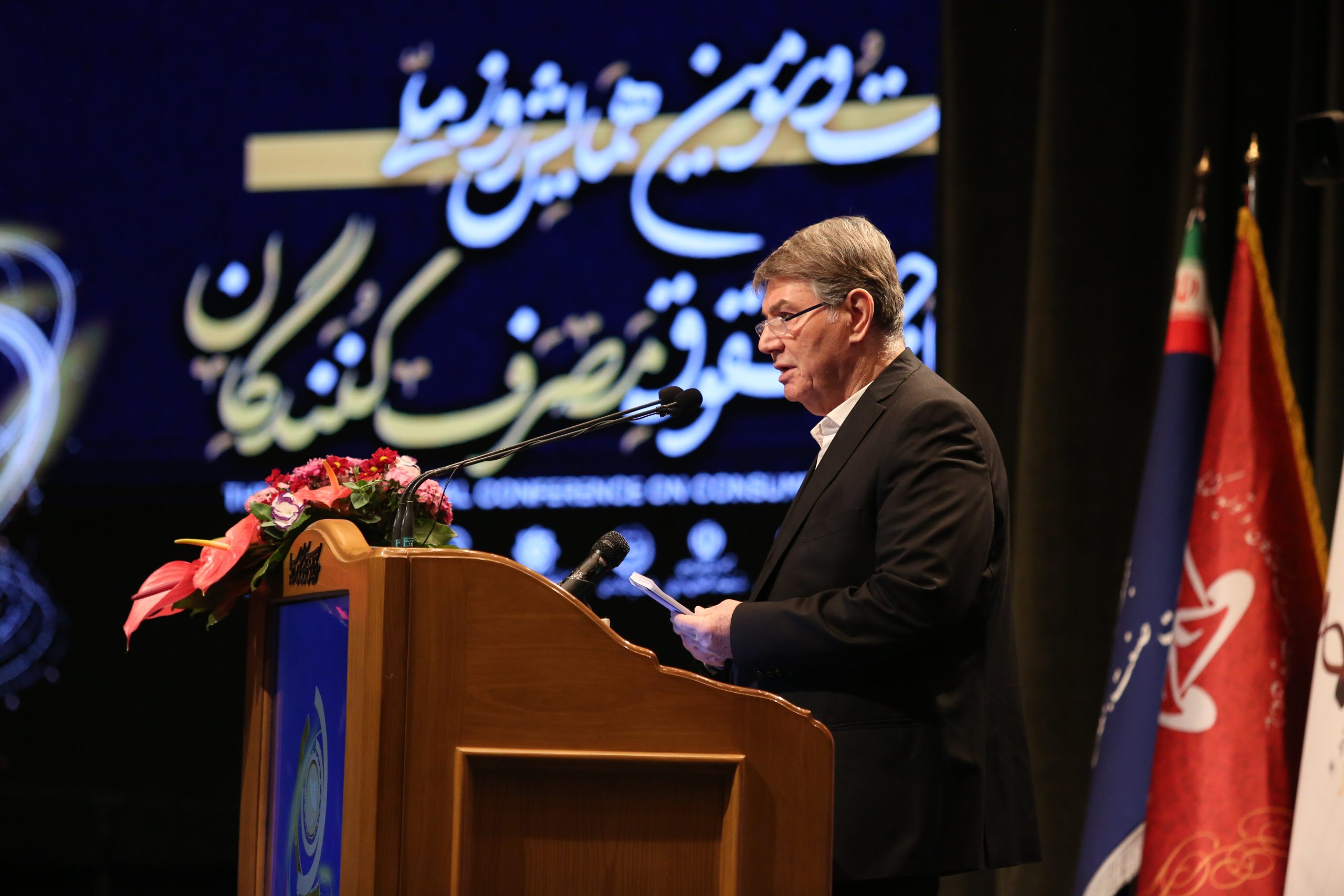 اهدای تندیس حمایت از حقوق مصرف کنندگان به انتخاب سرویس