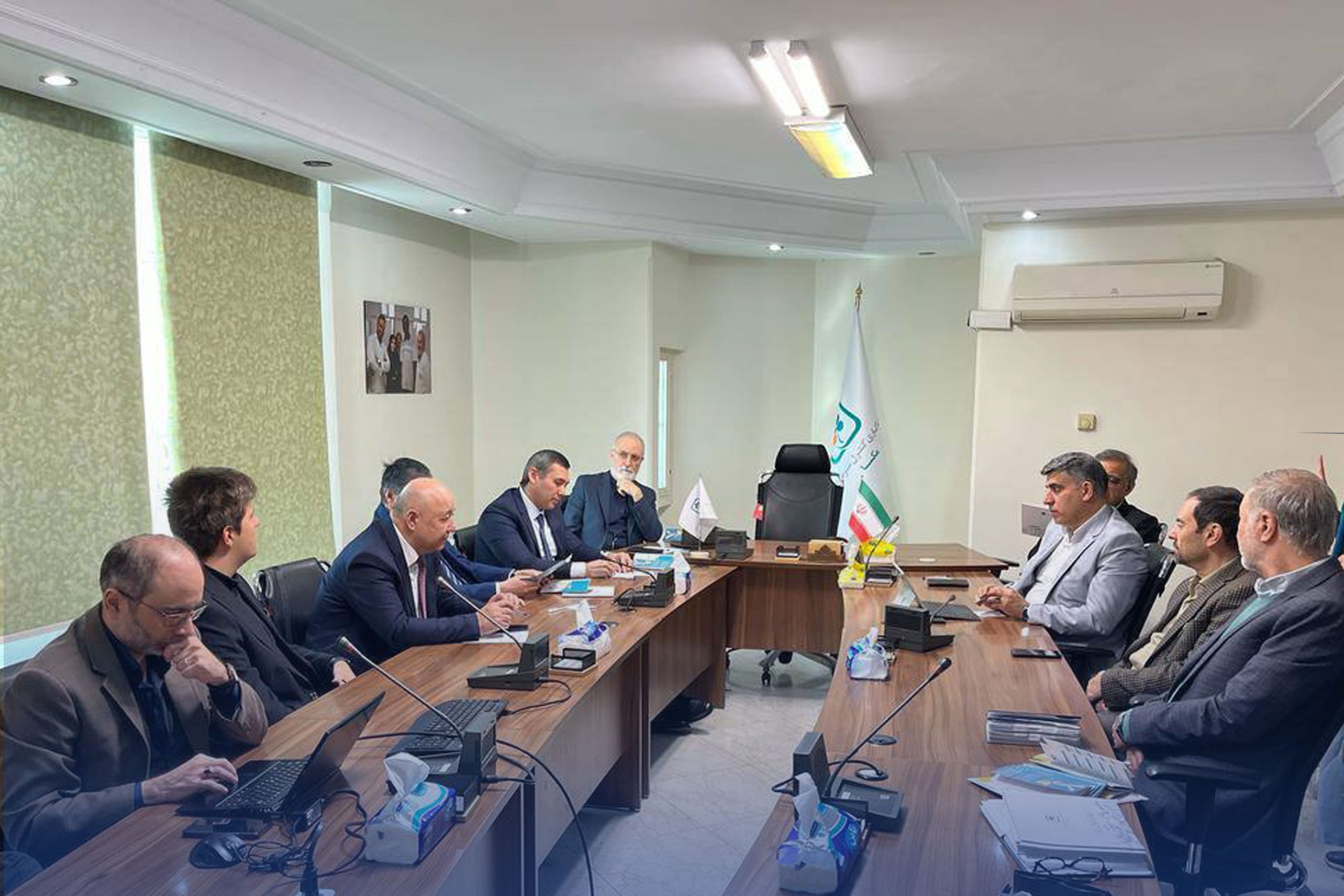 هیاتی عالیرتبه از پزشکان ازبکستانی با حضور در موسسه مکسا، با مدیران ارشد این مرکز درباره روشهای پیشگیری، غربالگری و درمان سرطان به تبادل تجربه پرداختند. در این دیدار که با حضور رئیس دپارتمان سرطان ازبکستان و دو جراح برجسته از بیمارستان تاشکند برگزار شد، محمد جهانگیری، مدیر عامل موسسه نیکوکاری کنترل سرطان ایرانیان (مکسا) به معرفی شبکه گسترده خیریههای فعال در حوزه سرطان در ایران پرداخت. وی در این خصوص گفت: در شبکه ملی خیریههای فعال در سرطان تقسیم کار انجام شده و هر خیریه مسئول پوشش خدماتی از غربالگری و پیشگیری، انواع تصویربرداری تا سرطان در اطفال و بزرگسالان همچنین ارائه مراقبتهای حمایتی و تسکینی است. در ادامه این نشست، آمار ابتلا و مرگ و میر ناشی از سرطان در ایران و ازبکستان بر اساس دادههای سازمان جهانی بهداشت مورد مقایسه قرار گرفت و دو طرف به تبادل تجربیات خود در این زمینه پرداختند. مدل مدیریت بهینه و جامع بیماری سرطان ارائه شده توسط مکسا، مورد استقبال هیات ازبکستانی قرار گرفت و به عنوان گامی موثر در راستای مقابله با این بیماری توصیف شد. رئیس دپارتمان سرطان ازبکستان نیز با ارائه گزارشی از طرح غربالگری گسترده سرطان پستان در این کشور، از غربالگری ۴۳۰ هزار نفر طی سه سال خبر داد و تاثیر چشمگیر این طرح در کاهش نرخ ابتلا به سرطان پستان را مورد تاکید قرار داد. محمد جهانگیری، مدیر عامل موسسه نیکوکاری کنترل سرطان ایرانیان (مکسا) در پایان این دیدار با تاکید بر هدف مشترک متخصصان حوزه سرطان در سراسر دنیا، ابراز امیدواری کرد که تبادل تجربیات و همکاریهای بینالمللی به تسریع روند پیشرفت علم پزشکی در زمینه مقابله با این بیماری کمک کند. موسسه نیکوکاری مکسا، با حمایت و همراهی گروه انتخاب، در راستای ارائه خدمات جامع به بیماران مبتلا به سرطان و خانوادههای آنها فعالیت میکند. مکسا، نمادی از مسئولیت اجتماعی و تعهد انتخاب در راستای سلامت جامعه است.