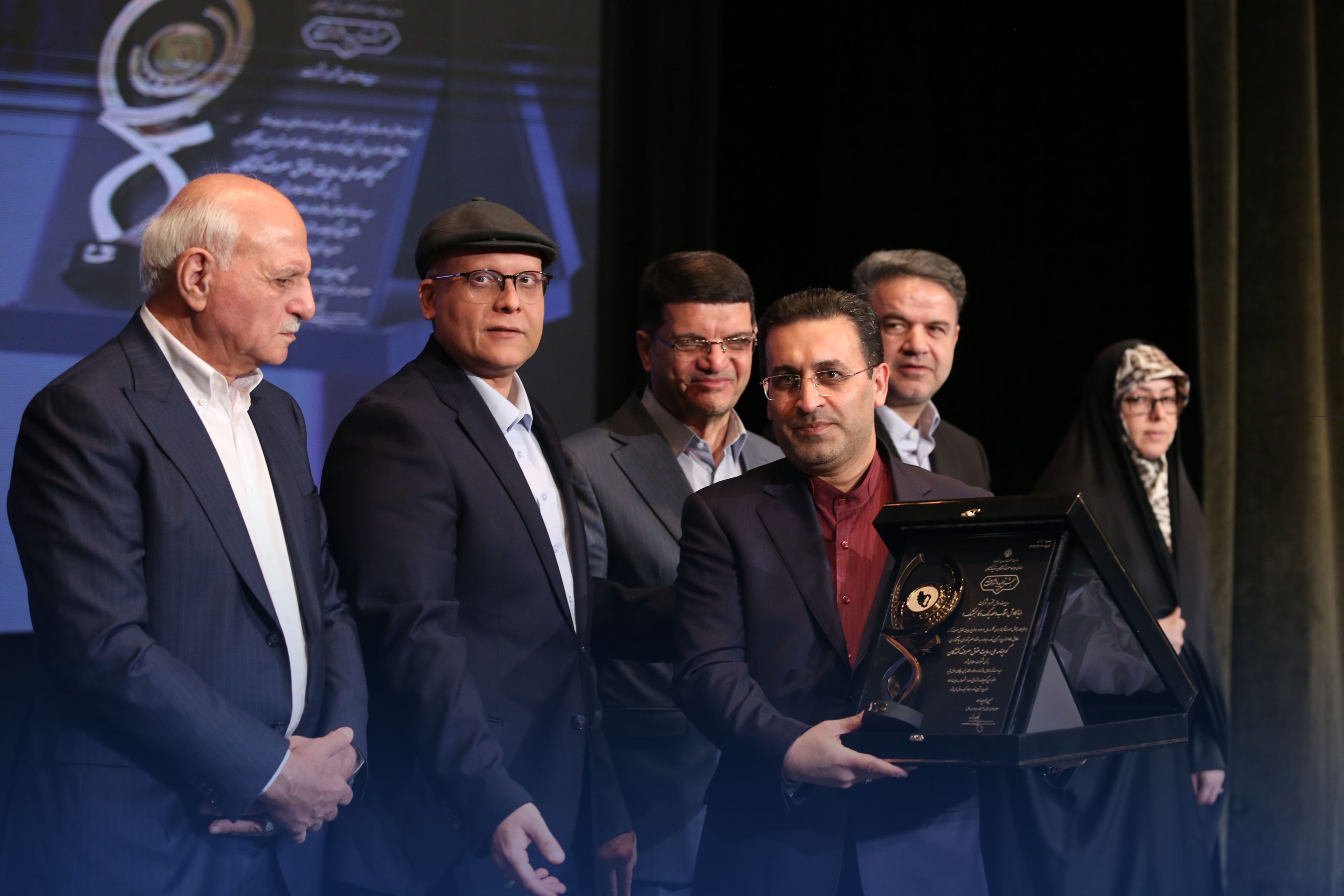 دریافت گواهینامه ملی رعایت حقوق مصرفکنندگان از سوی هلدینگ دکا